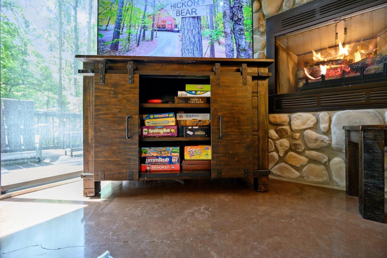 Hickory Bear - Cabin Surrounded By Pines, Sleeps 10, Hot Tub, Fire Pit, Arcade, Foosball Table & Deck Slide 브로큰보우 외부 사진