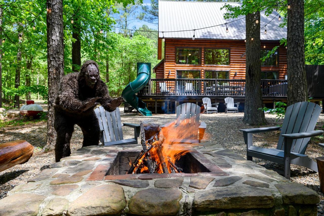Hickory Bear - Cabin Surrounded By Pines, Sleeps 10, Hot Tub, Fire Pit, Arcade, Foosball Table & Deck Slide 브로큰보우 외부 사진