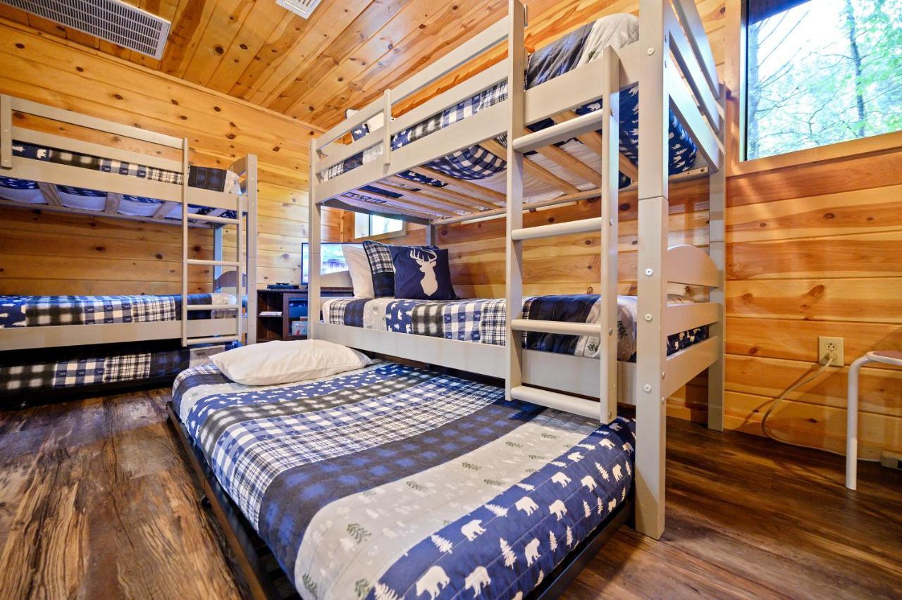 Hickory Bear - Cabin Surrounded By Pines, Sleeps 10, Hot Tub, Fire Pit, Arcade, Foosball Table & Deck Slide 브로큰보우 외부 사진