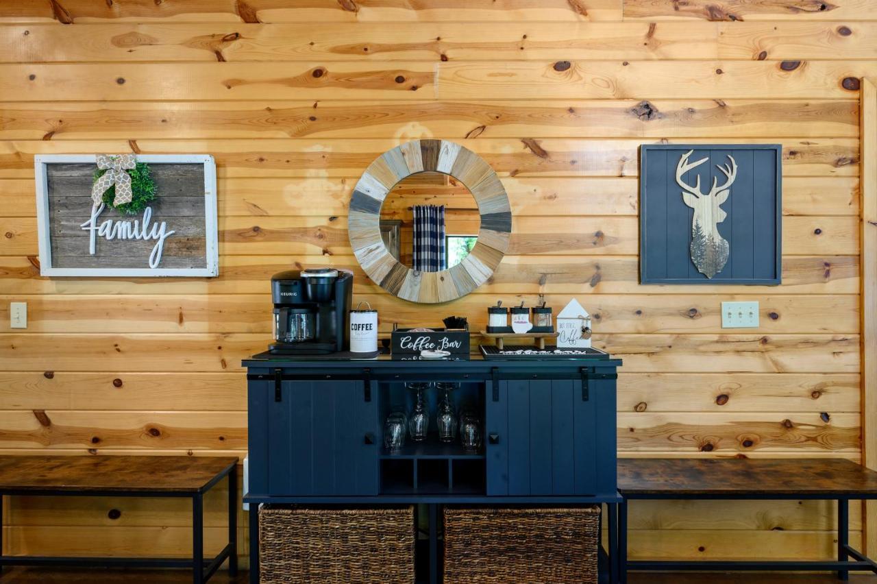 Hickory Bear - Cabin Surrounded By Pines, Sleeps 10, Hot Tub, Fire Pit, Arcade, Foosball Table & Deck Slide 브로큰보우 외부 사진