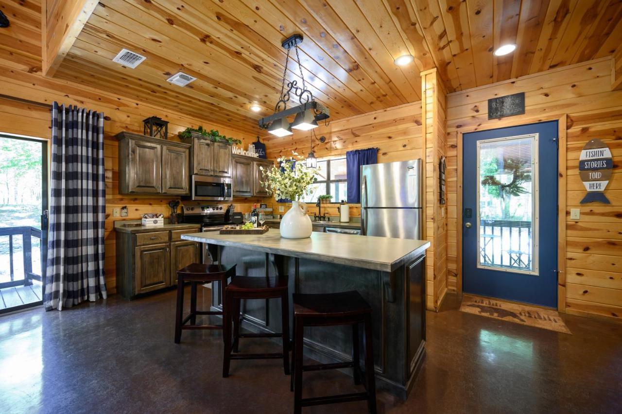 Hickory Bear - Cabin Surrounded By Pines, Sleeps 10, Hot Tub, Fire Pit, Arcade, Foosball Table & Deck Slide 브로큰보우 외부 사진