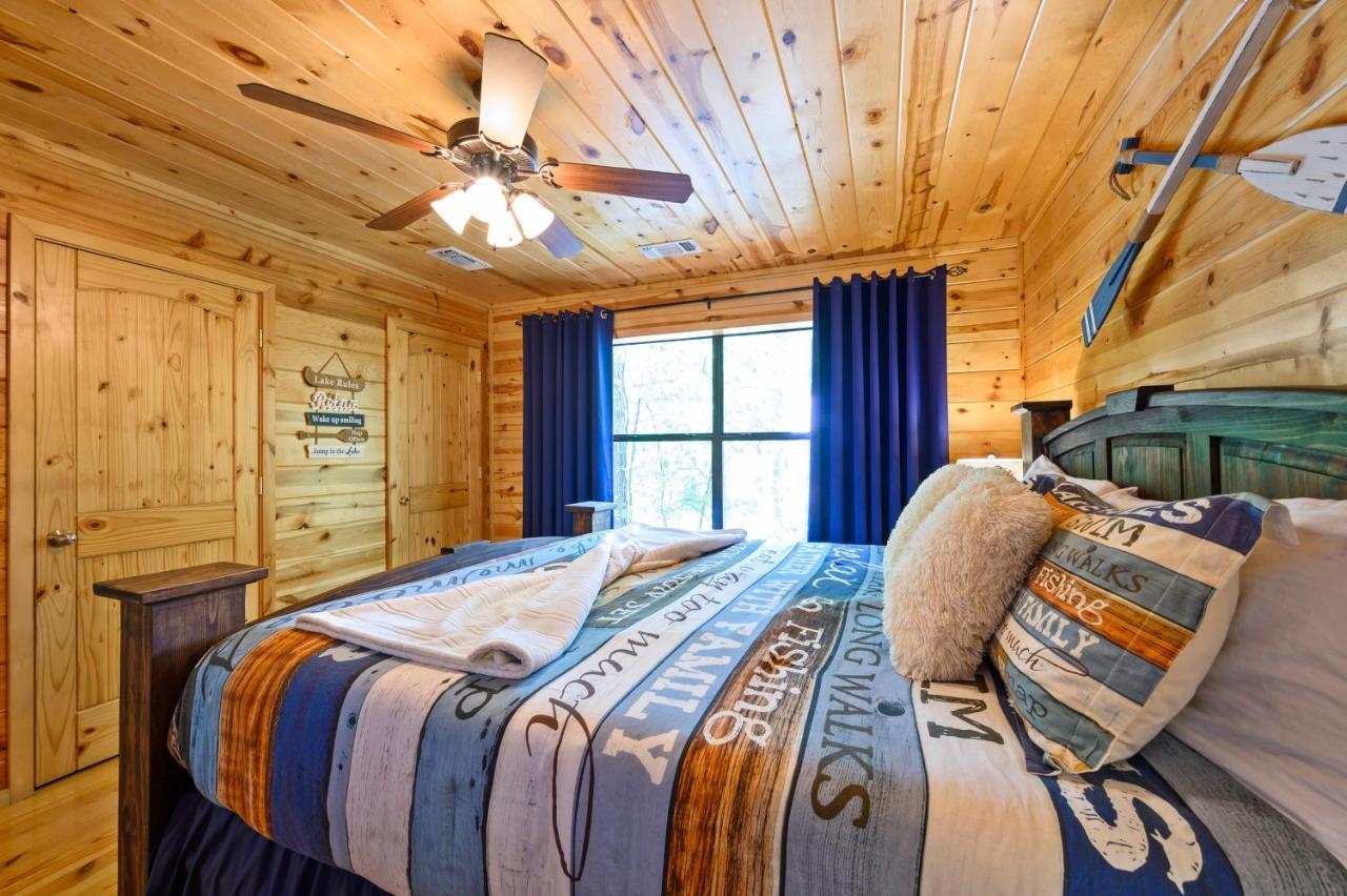 Hickory Bear - Cabin Surrounded By Pines, Sleeps 10, Hot Tub, Fire Pit, Arcade, Foosball Table & Deck Slide 브로큰보우 외부 사진