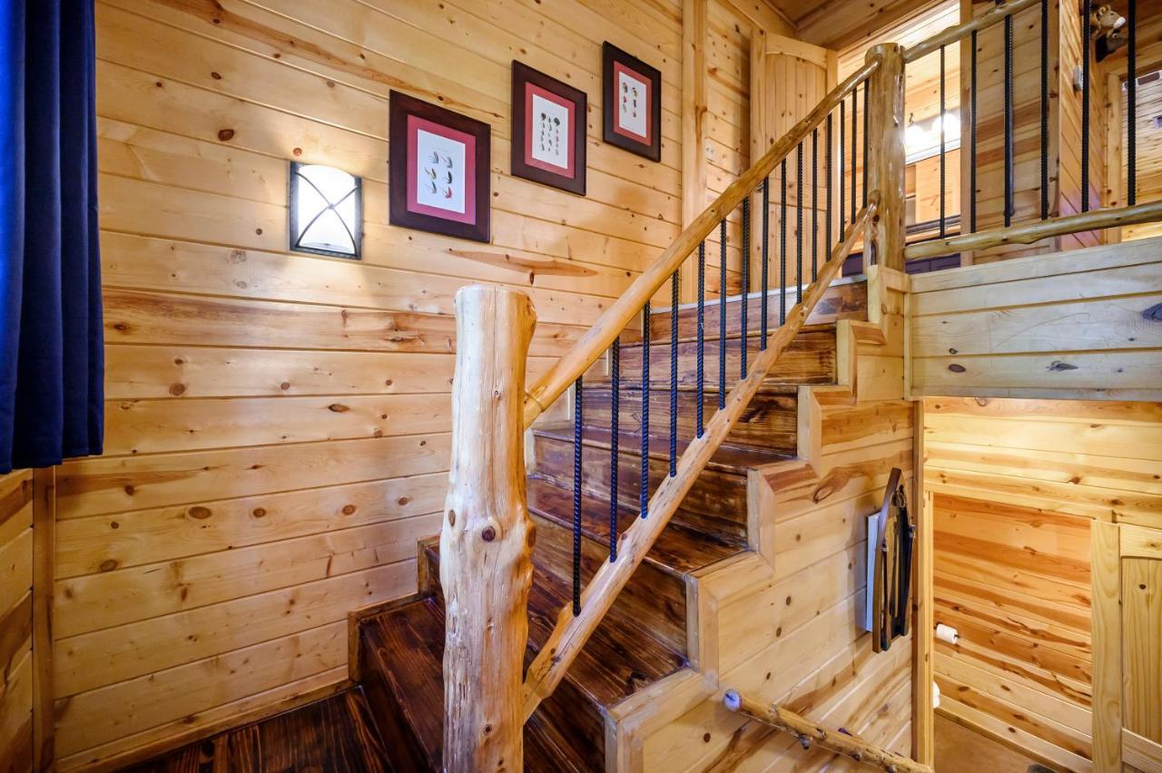 Hickory Bear - Cabin Surrounded By Pines, Sleeps 10, Hot Tub, Fire Pit, Arcade, Foosball Table & Deck Slide 브로큰보우 외부 사진