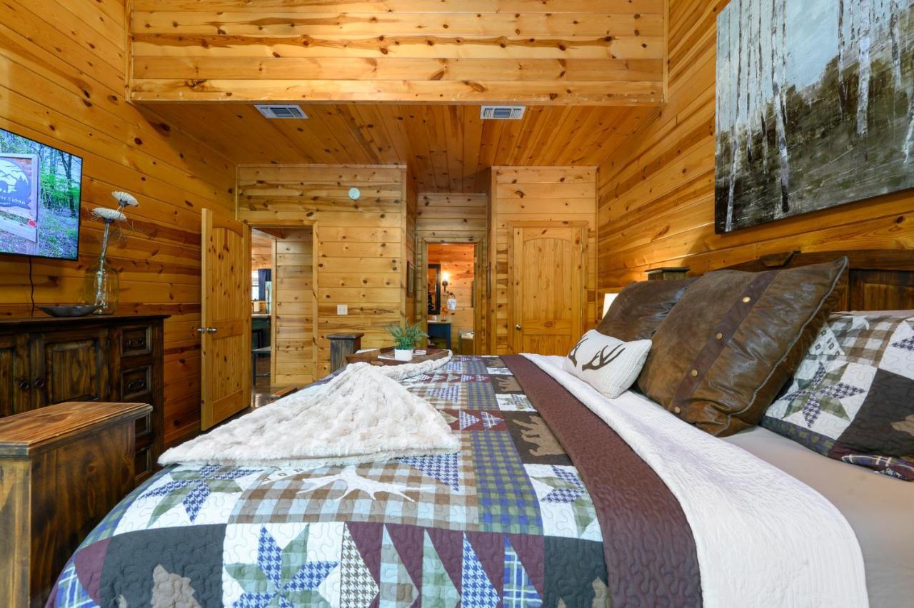 Hickory Bear - Cabin Surrounded By Pines, Sleeps 10, Hot Tub, Fire Pit, Arcade, Foosball Table & Deck Slide 브로큰보우 외부 사진
