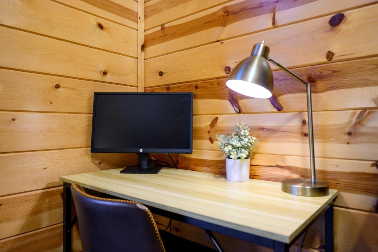 Hickory Bear - Cabin Surrounded By Pines, Sleeps 10, Hot Tub, Fire Pit, Arcade, Foosball Table & Deck Slide 브로큰보우 외부 사진