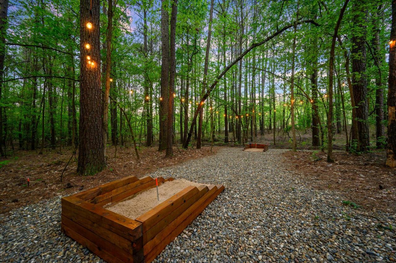 Hickory Bear - Cabin Surrounded By Pines, Sleeps 10, Hot Tub, Fire Pit, Arcade, Foosball Table & Deck Slide 브로큰보우 외부 사진