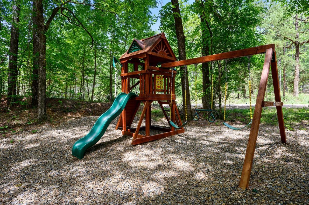 Hickory Bear - Cabin Surrounded By Pines, Sleeps 10, Hot Tub, Fire Pit, Arcade, Foosball Table & Deck Slide 브로큰보우 외부 사진