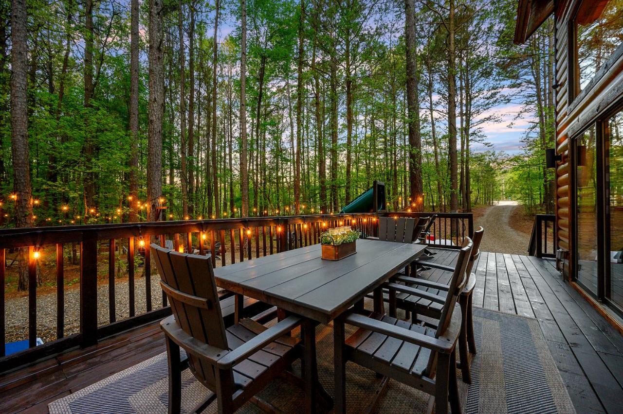 Hickory Bear - Cabin Surrounded By Pines, Sleeps 10, Hot Tub, Fire Pit, Arcade, Foosball Table & Deck Slide 브로큰보우 외부 사진
