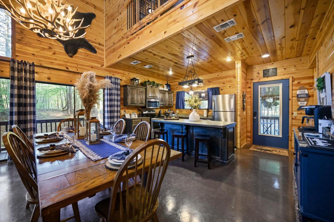 Hickory Bear - Cabin Surrounded By Pines, Sleeps 10, Hot Tub, Fire Pit, Arcade, Foosball Table & Deck Slide 브로큰보우 외부 사진