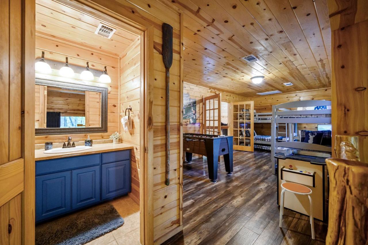 Hickory Bear - Cabin Surrounded By Pines, Sleeps 10, Hot Tub, Fire Pit, Arcade, Foosball Table & Deck Slide 브로큰보우 외부 사진