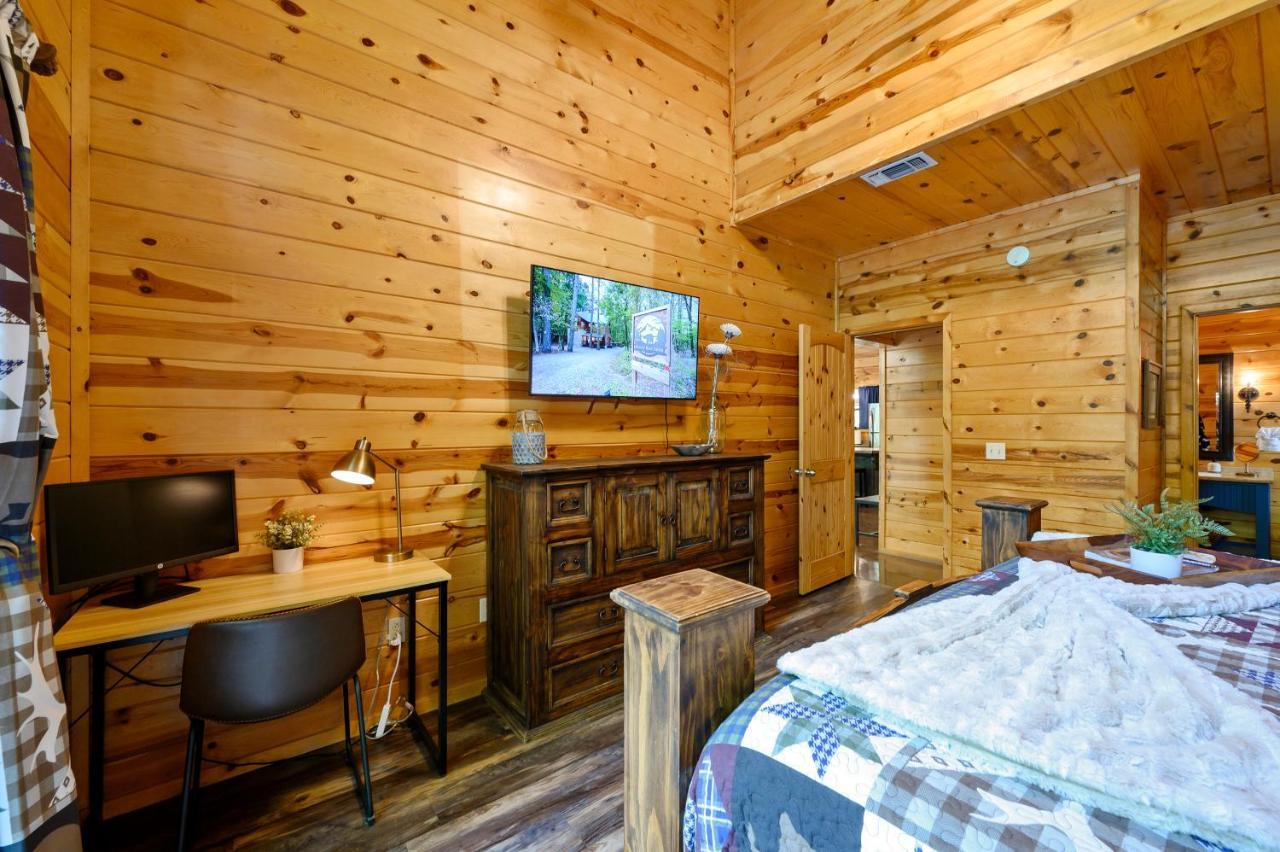 Hickory Bear - Cabin Surrounded By Pines, Sleeps 10, Hot Tub, Fire Pit, Arcade, Foosball Table & Deck Slide 브로큰보우 외부 사진