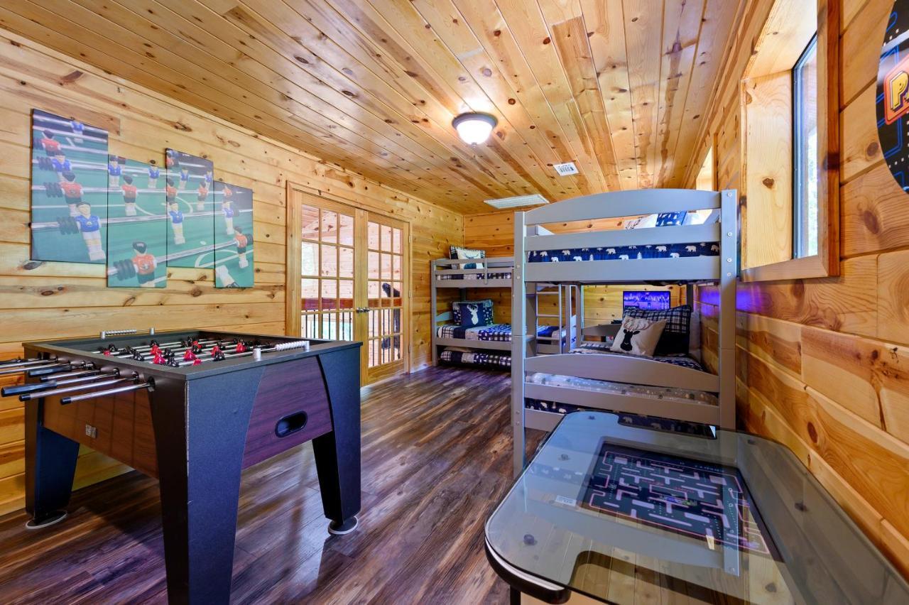 Hickory Bear - Cabin Surrounded By Pines, Sleeps 10, Hot Tub, Fire Pit, Arcade, Foosball Table & Deck Slide 브로큰보우 외부 사진