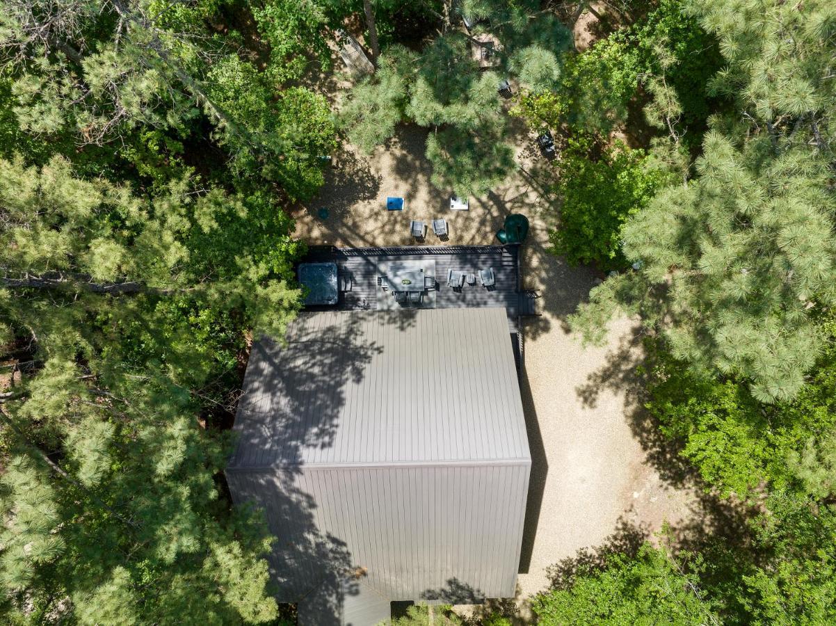 Hickory Bear - Cabin Surrounded By Pines, Sleeps 10, Hot Tub, Fire Pit, Arcade, Foosball Table & Deck Slide 브로큰보우 외부 사진