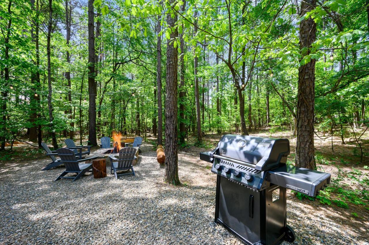 Hickory Bear - Cabin Surrounded By Pines, Sleeps 10, Hot Tub, Fire Pit, Arcade, Foosball Table & Deck Slide 브로큰보우 외부 사진