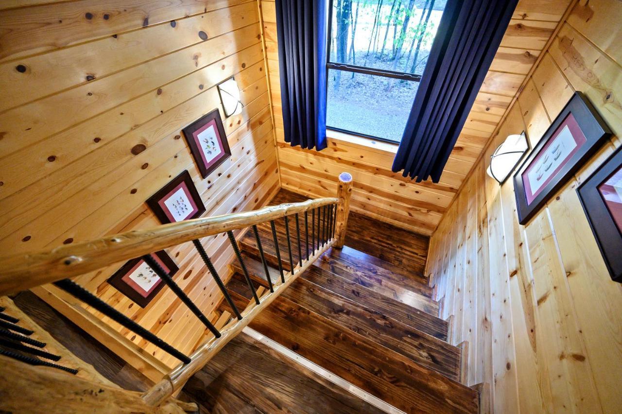 Hickory Bear - Cabin Surrounded By Pines, Sleeps 10, Hot Tub, Fire Pit, Arcade, Foosball Table & Deck Slide 브로큰보우 외부 사진