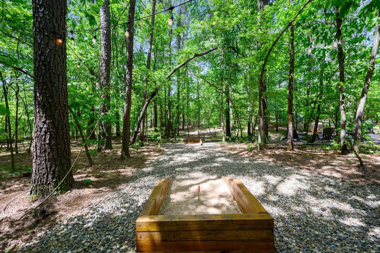 Hickory Bear - Cabin Surrounded By Pines, Sleeps 10, Hot Tub, Fire Pit, Arcade, Foosball Table & Deck Slide 브로큰보우 외부 사진